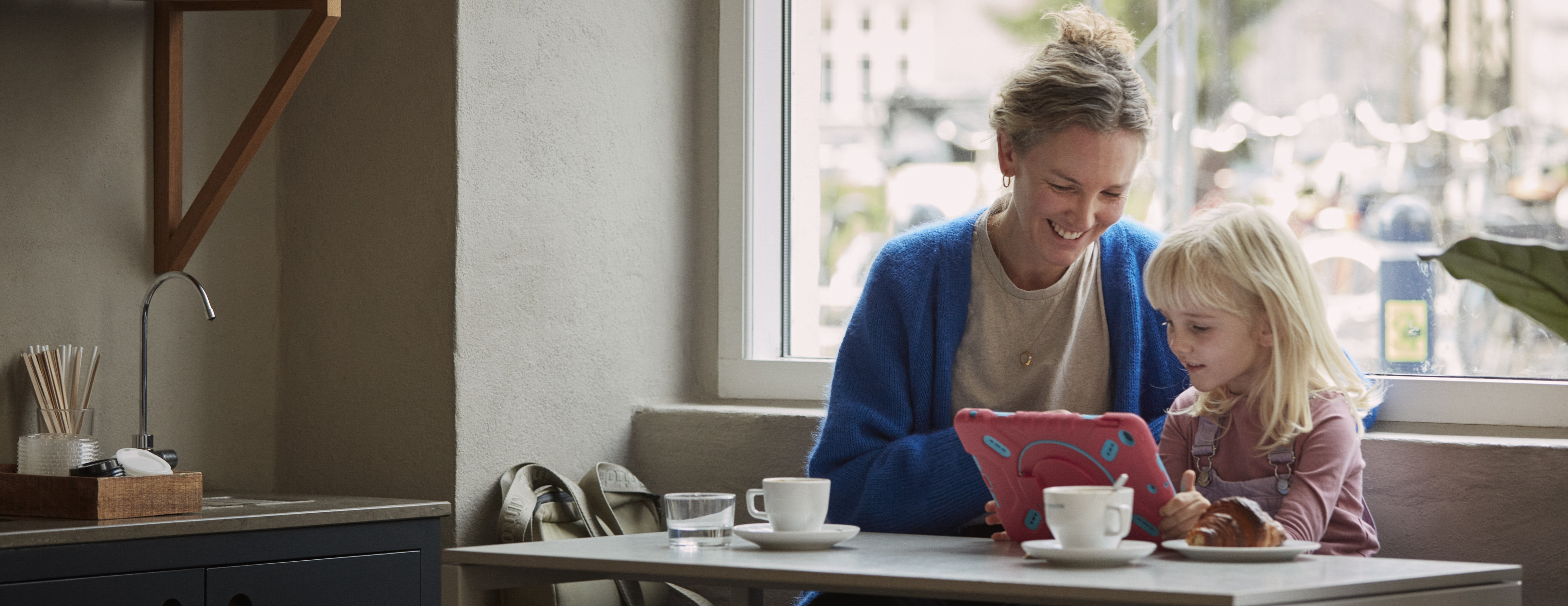 Kvinde og barn café