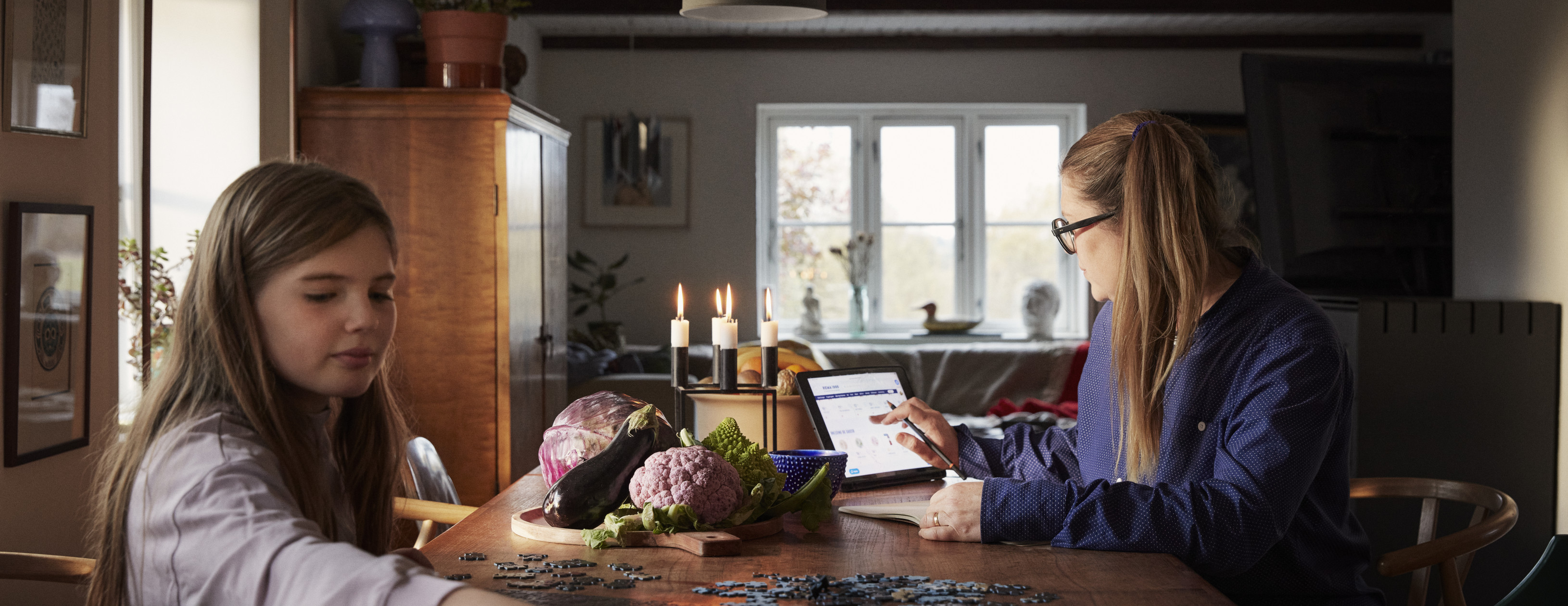 Mor og datter ved spisebord